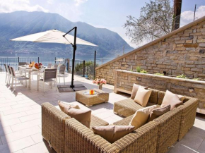 Гостиница Apartment 5 - Overlooking Isola Comacina. Spacious living ideal for families of up to 10  Сала-Комачина